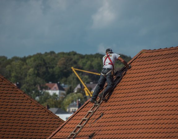 Dans le Finistère et les Côtes d’Armor, des actions pour lutter contre la pénurie de couvreurs