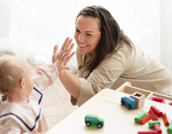 France Travail revoit son aide à la garde d’enfant