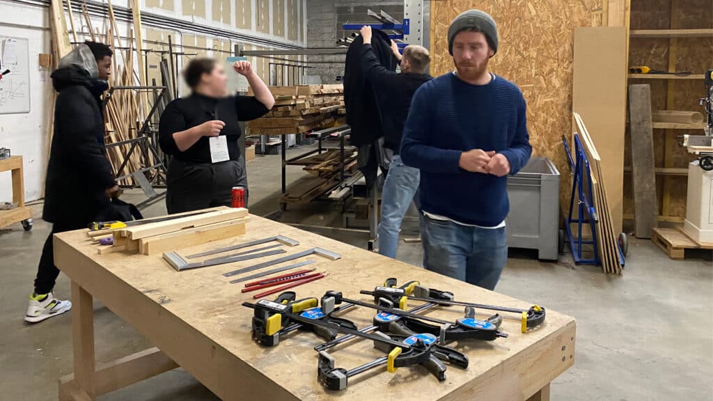 Rencontre régionale 2024 Tiers-lieux apprenants Bretagne : stagiaires du CLPS de Rennes dans l’atelier menuiserie de Comme un établi 